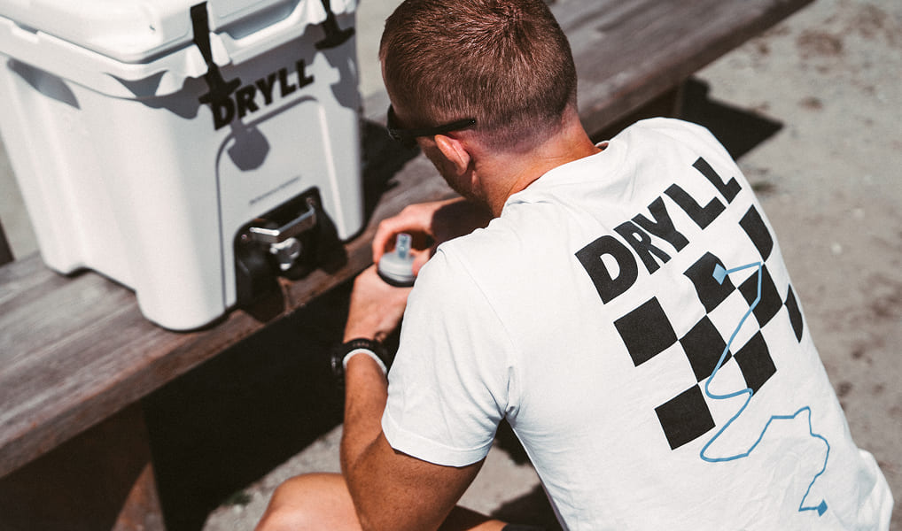 André Schürrle während dem Swiss Alps 100 Event in der Schweiz. Mit DRYLL T-Shirt und Elektrolyten in der Soft Flask.