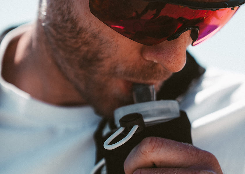 André Schürrle mit der DRYLL Soft Flask während einem Run in den Alpen.