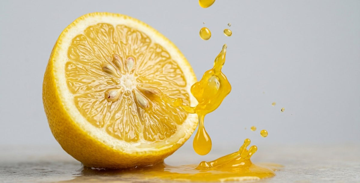 Zitronensaftkonzentrat — Zitrone mit goldenem Saft