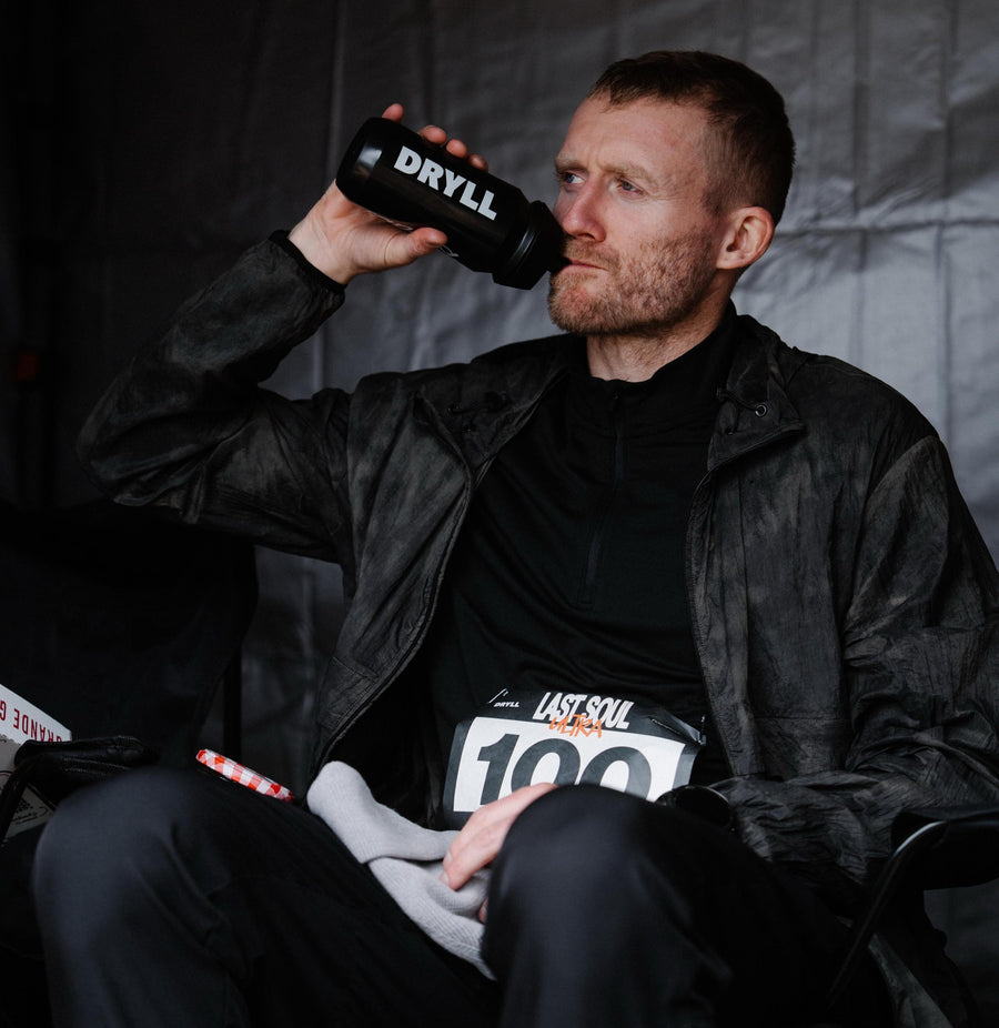 André Schürrle mit der LSU x DRYLL Special Trinkflasche mit Elektrolyten.