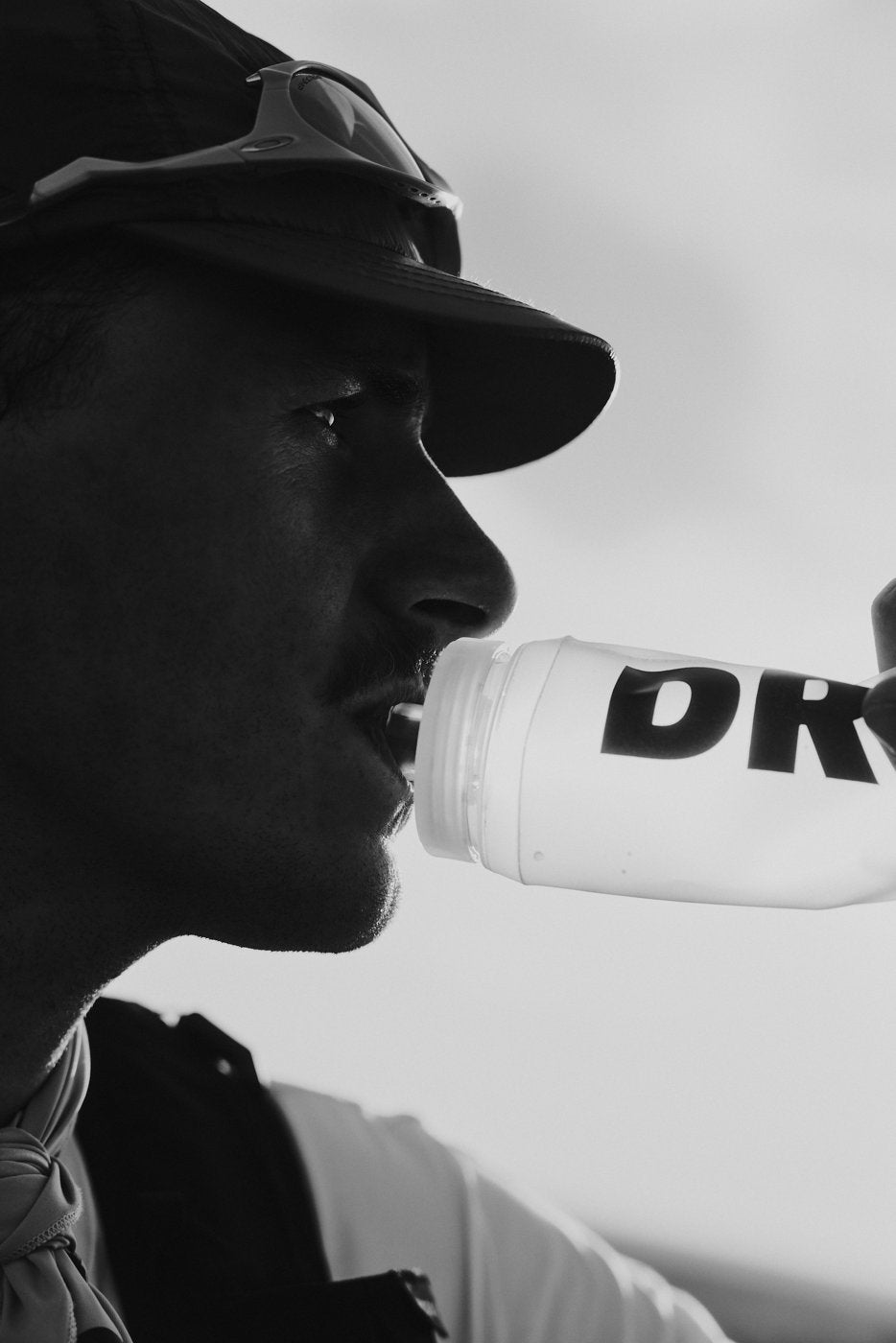 Athlet trinkt aus der DRYLL-Trinkflasche